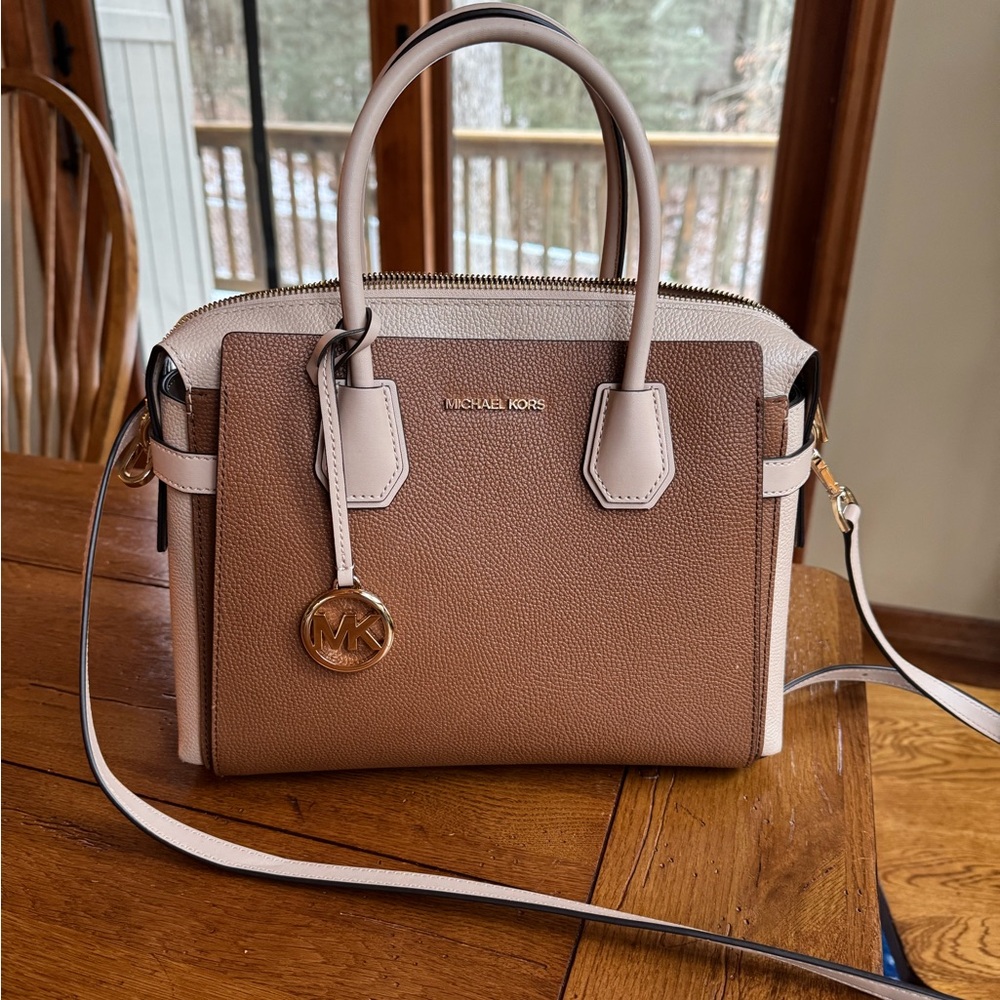 Michael Kors handbag …..NWOT
Perfect condition.